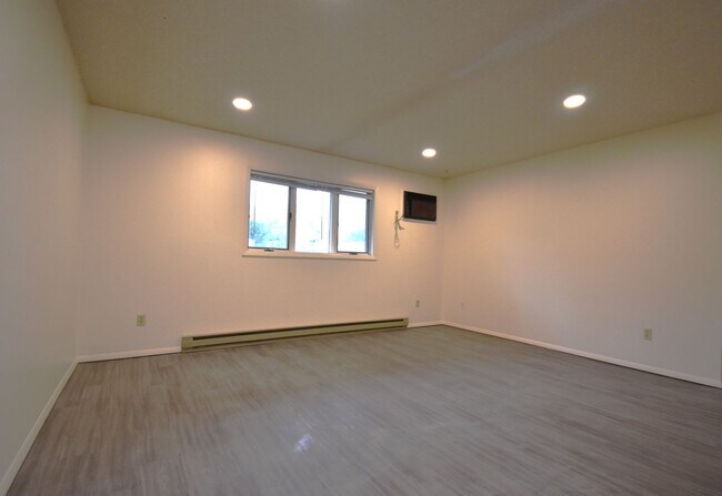 Building Photo - 2BR/1Ba, close to 7th Street, food truck court and shopping