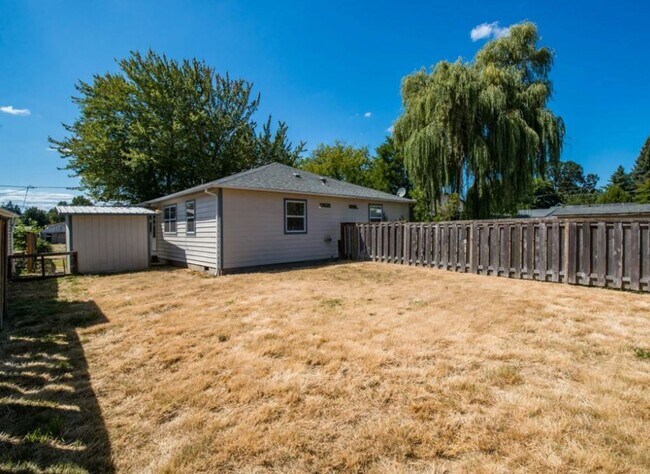 Building Photo - 410-12 Harrison St, Newberg