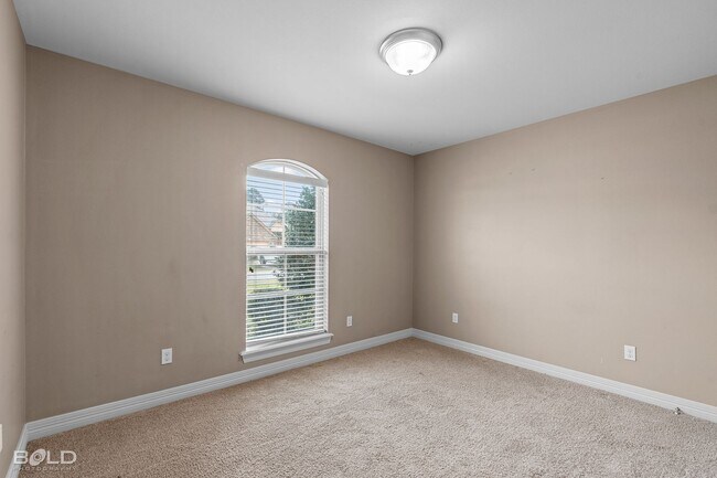 Building Photo - Brick Home In Haughton