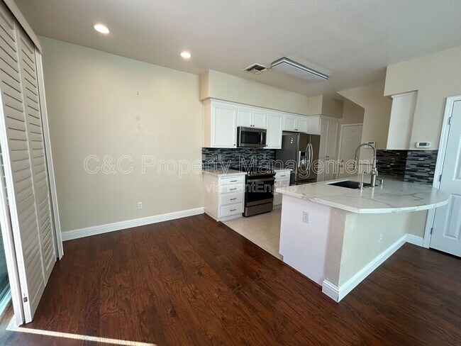 Building Photo - 5023 Lakeshore Dr