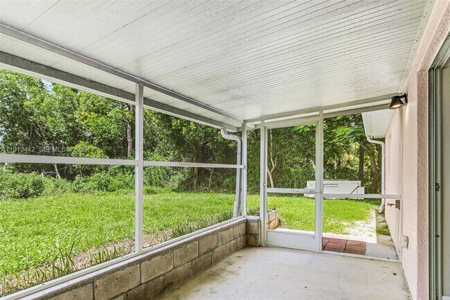 Building Photo - 2412 Millie Ave S