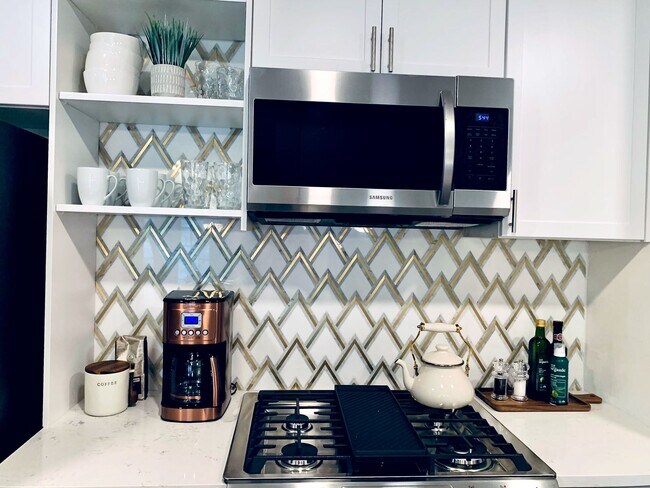 Building Photo - *** Near Domain * Stunning 4 Bedroom House * Fully Furnished * Designer Decorated * High End Luxu...