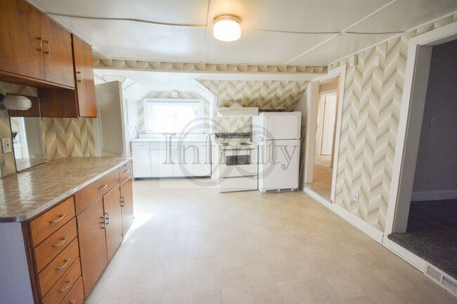 Building Photo - 2020/2022 Eastwood Rd SE