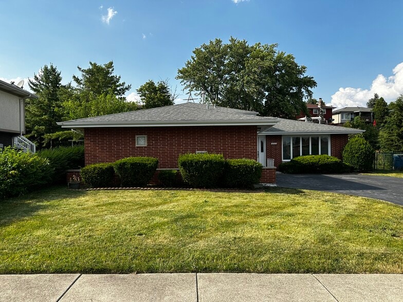 Building Photo - 10325 S Interlochen Dr