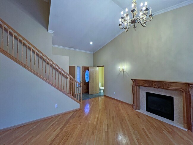 Building Photo - NE Tacoma - Large 3 bedroom 2.5 bathroom w...