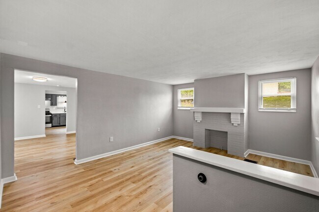 Building Photo - Stunning 2 bedroom home in Mckees Rocks av...