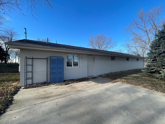 Building Photo - Acreage In Papillion!