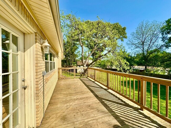 Building Photo - Spacious 4 Bedroom in the Heart of Tyler! Available Now!