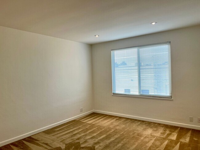 Building Photo - Sparkling 2 Bedroom 1.5 Bath - Nicely upda...