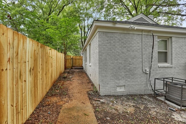 Building Photo - Sherwood Forest Living / 810 sqft / Monitored Alarm