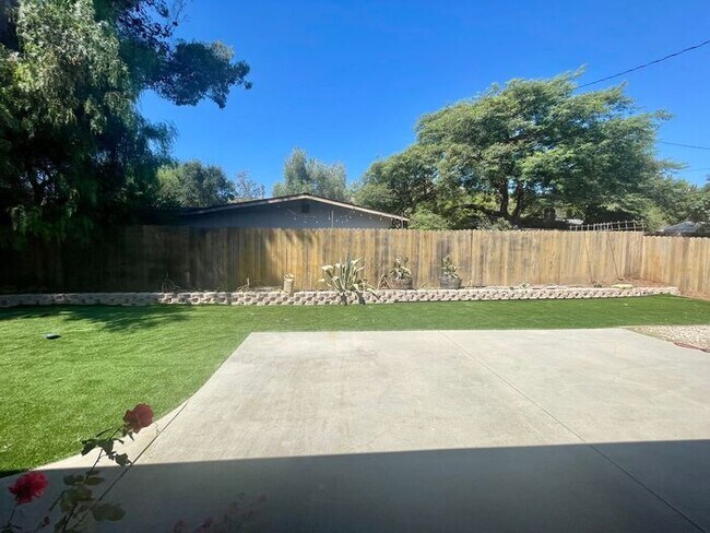 Building Photo - Turnpike Foothills 3 Bedroom Home - Available Now