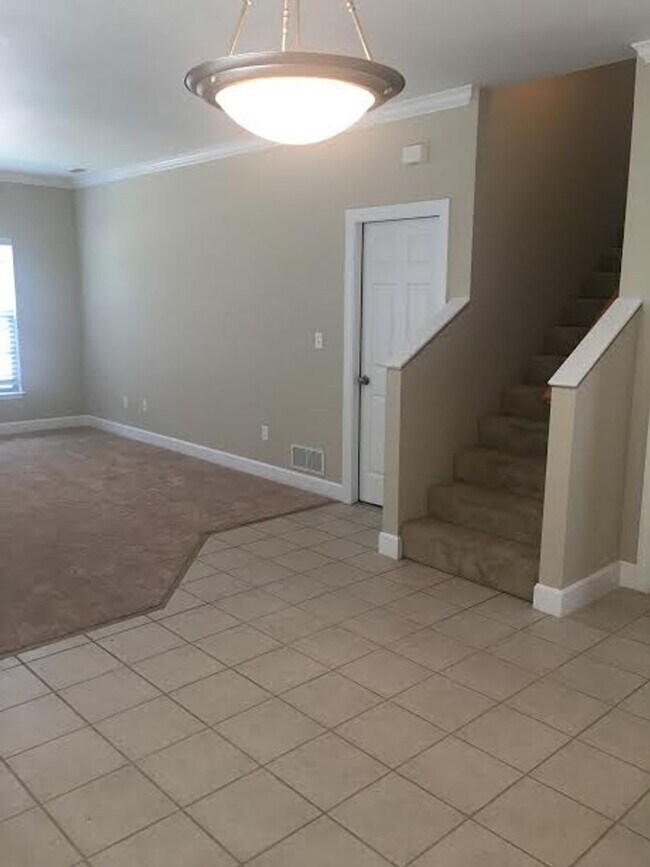 Building Photo - Wonderful 3 bed 3.5 bath near Clinton Lake!