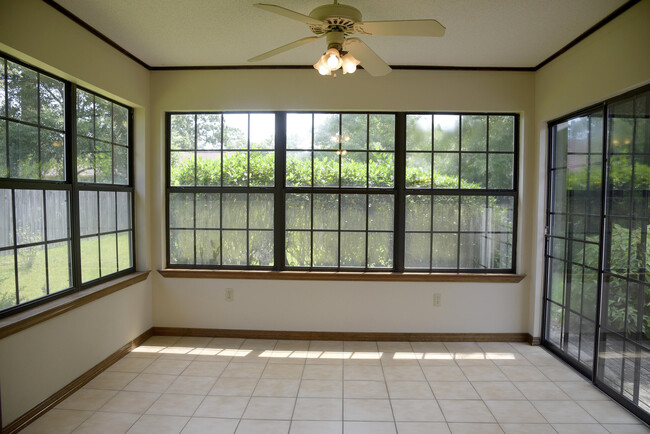 Building Photo - 1129 Troon Dr E