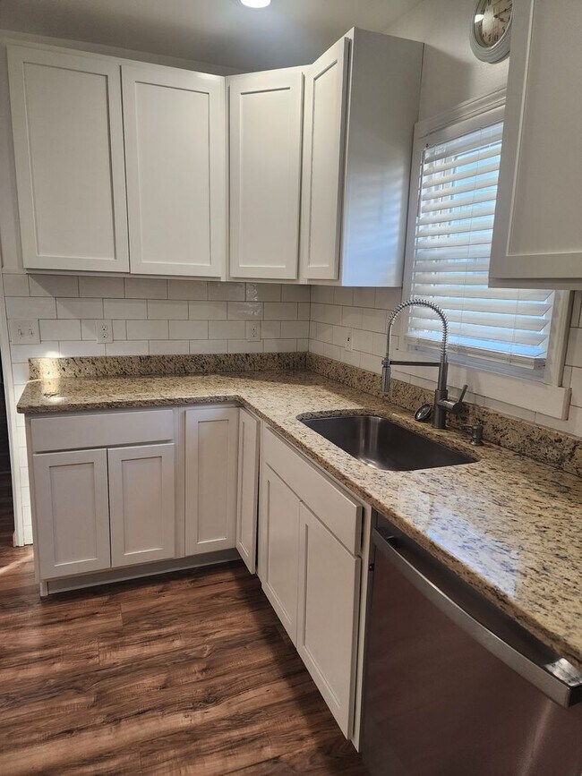 Building Photo - Beautiful 2 Bedroom home with all of the amenities