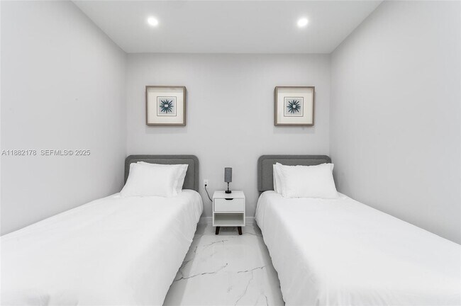 Building Photo - 21230 NE 25th Ct