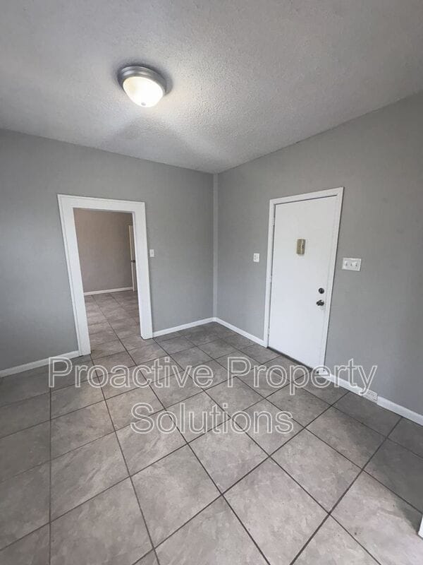 Building Photo - 534 Cherry St