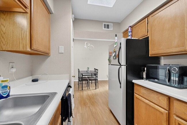 Building Photo - NE 2 Bedroom 2 Bath with Garage