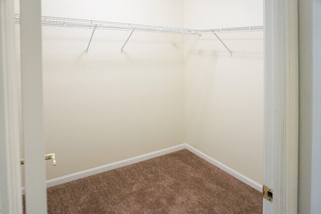 Walk in Closet - 470 Fawell Blvd