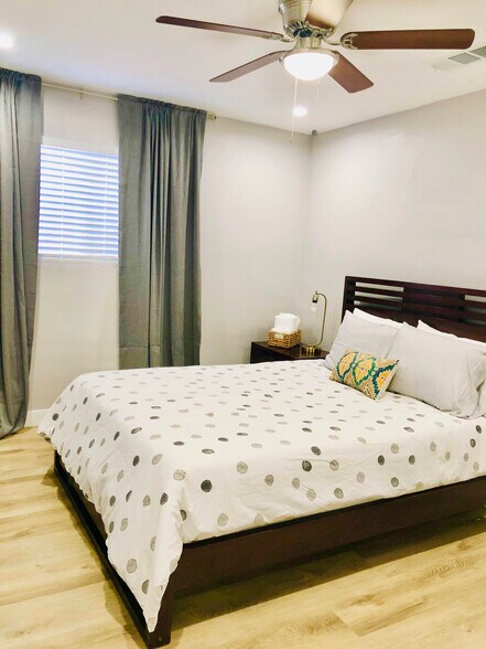 Building Photo - 4564 W 161st St