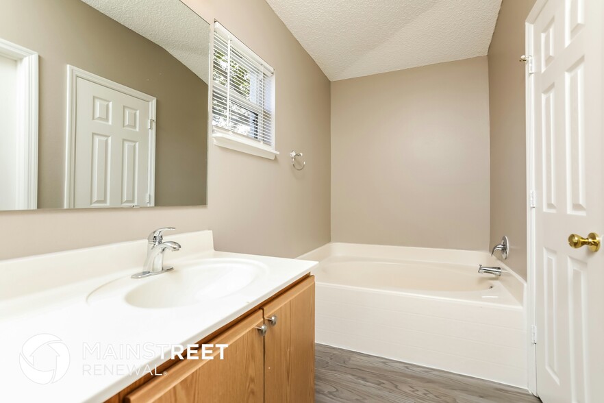 Building Photo - 977 Vanderbilt Dr