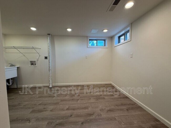 Building Photo - 105 Riverview Dr W