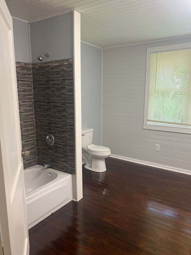 Building Photo - Charming 3 Bedroom Home with Rustic Farmho...