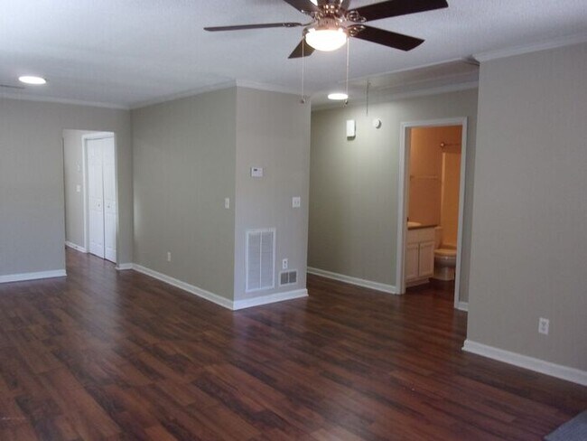 Building Photo - 2 Bedroom 2 Bath Duplex near Cherry Park