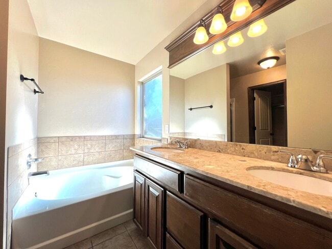 Building Photo - Home in the VALENCIA neighborhood in Edmond!