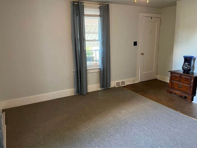 Building Photo - Two bedroom in the Bentworth School DIstrict!