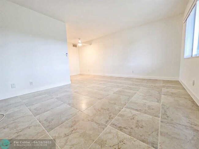 Building Photo - 2131 NE 40th Ct