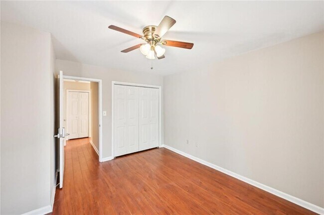 Building Photo - 2303 Pine Heights Dr NE