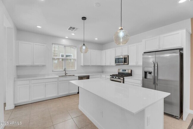Building Photo - 1159 E Sabino Dr