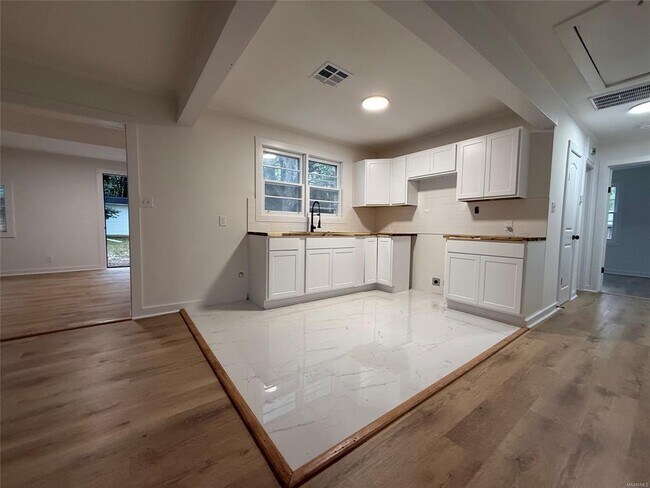 Building Photo - 308 Nottingham Rd