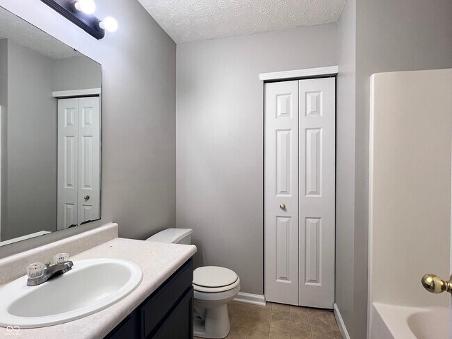 Building Photo - 713 Hollowood Ln