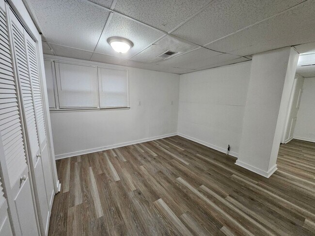 Building Photo - 109 E Eichel Ave