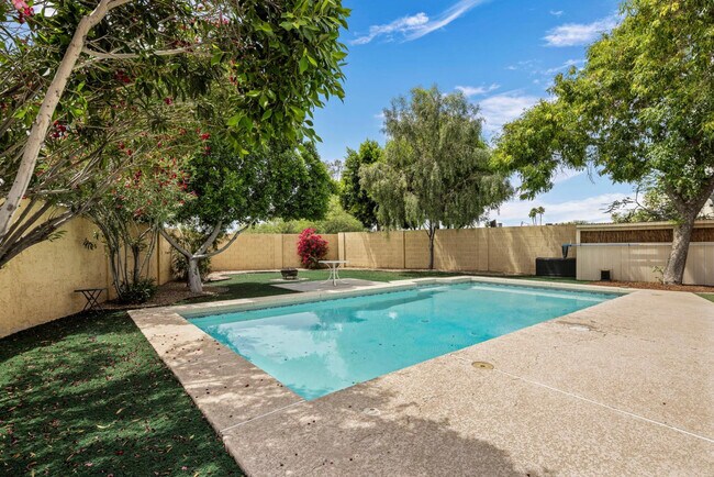 Building Photo - 10625 E Becker Ln