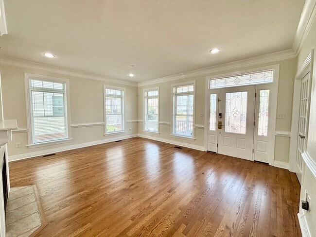 Building Photo - Gorgeous Beach View Home