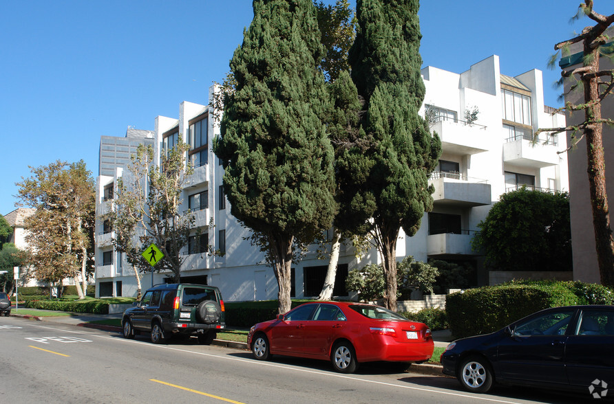 Building Photo - 10990 Rochester Ave