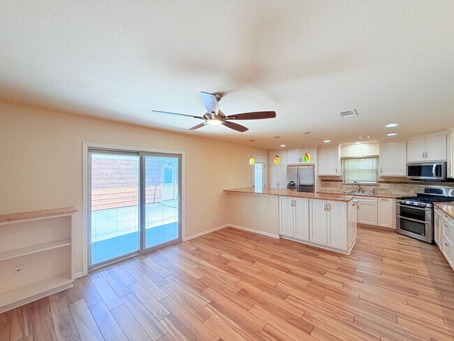 Building Photo - Amazing detached 2/2.5 duplex in Central Austin!!!