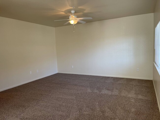 Building Photo - 929 Featherside Way