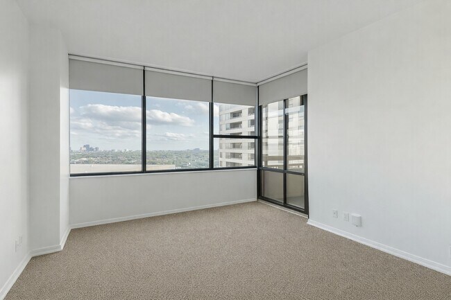 Building Photo - 14 Greenway Plz