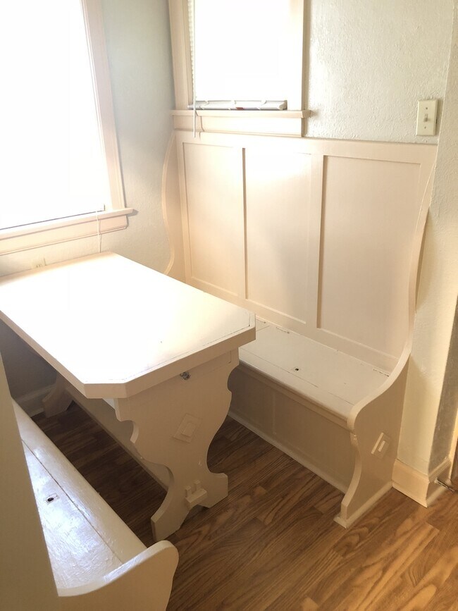 Building Photo - Duplex located in College Hill