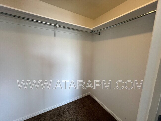 Building Photo - 574 Northlake Dr