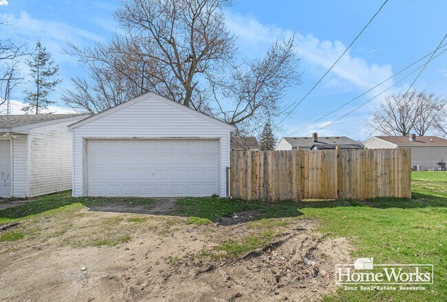 Building Photo - 340 S Brook Ave