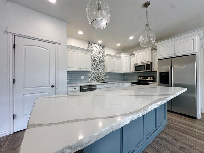 Building Photo - Stunning 6 Bed / 3 Bath | Great Location | Expansive Living Space