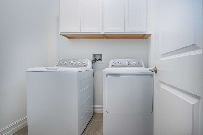 Building Photo - Spacious Like New 4-Bedroom Oasis with 3 Full Baths in Palmetto - Available NOW