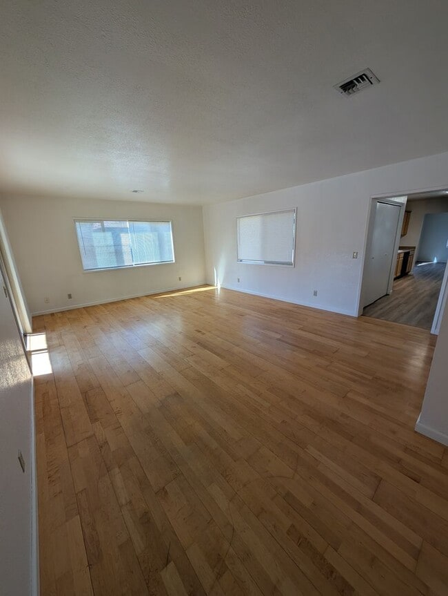 Building Photo - 3 Bedroom 2 Bath-House