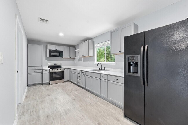 Building Photo - 15621 Northland Dr