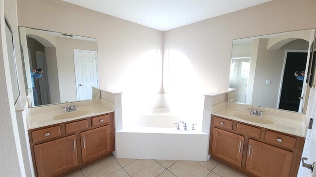 Building Photo - 9143 Lake Avon Dr