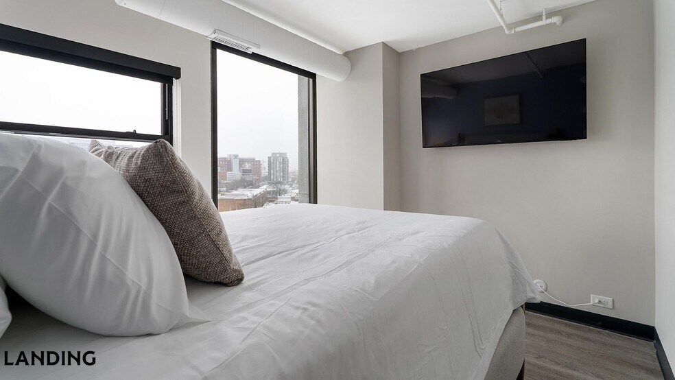 Building Photo - 1922 W Ogden Ave